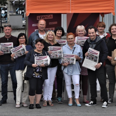 Grupowe zdjęcie uczestników spotkania niedzielnego z ramienia Nowej Lewicy