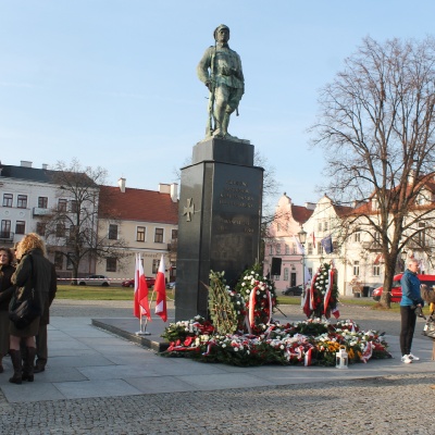 Kwiaty pod pomnikiem Czynów Legionów